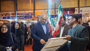 بازدید دکتر حسینی معاون محترم توسعه کارآفرینی واشتغال وزارت تعاون، کار ورفاه اجتماعی بهمراه دکتر جعفری کرمانی معاون محترم فرهنگی ودانشجویی دانشگاه ملی مهارت  از غرفه دستاوردهای دانشجویی دانشگاه ملی مهارت واحد استان سیستان وبلوچستان 4