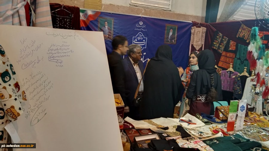 بازدید دکتر محمد قاسمی ریاست دانشگاه ملی مهارت واحد استانی سیستان وبلوچستان از نمایشگاه دستاوردهای دانشجویی  4