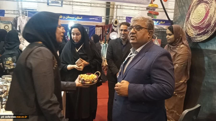 بازدید وزیر علوم به همراه رئیس دانشگاه ملی مهارت و مسئولین کشوری از غرفه دانشگاه ملی مهارت واحد استانی سیستان و بلوچستان  7